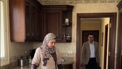 المليونير تظاهر بالسفر… ورجع لقى الکاړثة في المطبخ!