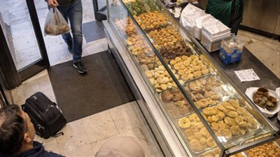 كان هناك شاب يعمل فى محل بيع الحلويات