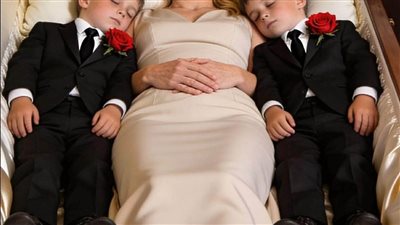 دُفنت مع طفليها أحياء… لكن ما اكتشفته داخل التابوت صدم الجميع!
