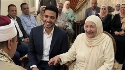 تزوج شاب من امرأة عجوز