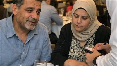 دخل رجل مع زوجته الي احد المطاعم