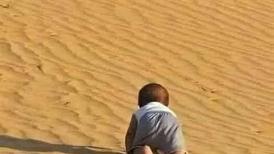 قصة حقيقية لطفل يحبو في الصحراء