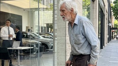 دخل أبُ صاحب المعرض بثيابٍ بسيطة ليشتري سيارة… فأُهين وطُرد! وعندما كُشفت الحقيقة، تجمّد الجميع من الصدمة