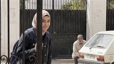 الاب يوصل بنته كل يوم