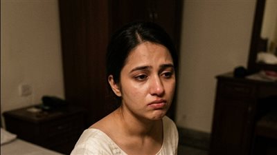أجبرتني زوجة أبي على الزواج من شاب ثري لكنه مُقعد وفي ليلة زفافنا حين حملته إلى السرير وسقطت اكتشفت حقيقة صاډمة