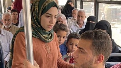 في الأتوبيس ست معاها طفلين