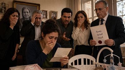 اكتشفتُ أن المرأة التي كنتُ أنظف منزلها مقابل 200 دينار… هي أمي الحقيقية