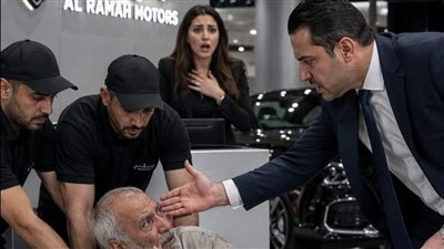 طردوا رجلًا عجوزًا من معرض سيارات فاخر وصفعوه أمام الجميع لأنه بدا فقيرًا