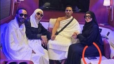 حد لاحظ حاجة في صورة محمد رمضان وعائلته في الحج.. ركزوا كده أوووي