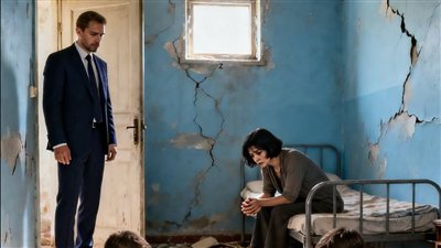 ذهب الملياردير فجأة عند منزل خادمته ليكشف “كـ,ـذبتها”…