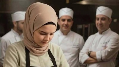 سخروا من الفتاة العامله في غسيل الصحون لأنها تأخذ بقايا الطعام
