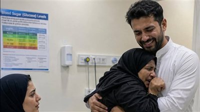 دخل شاب على طبيبة