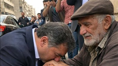 على يمين الصوره الذي يضع نظارات