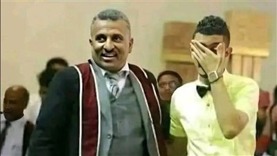 طالب جامعي استاذن من الدكتور