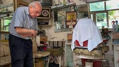خروج رجل كبيرا في السن مع ابنه الصغير بقلم سمير الشريف