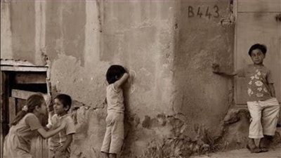 رأيت أمام أحد المحلات ٳمراةتصرخ بعصبية في وجه أبنها
