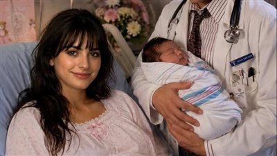 أنجبت طفل زوجي المختفي منذ 7 أشهر... لكن الطبيب انهار بالبكاء عندما رأى العلامة تحت أذنه!