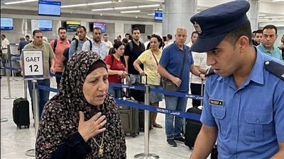 قصة قامو بتفتيش حقيبة المسنة في المطار فكانت المفاجأة