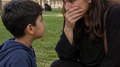 لعبه فتاه مع اختها المتزوجه الى الطبيب