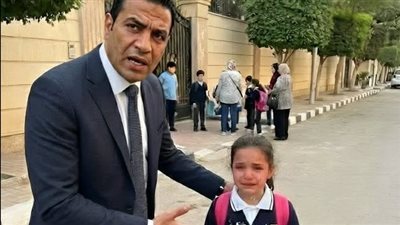 قالوا “اتّسخت قليلًا”… لكن اللي شفته على بنتي خلّى المدرسة كلها تهتز!