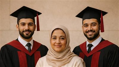 ربّت طفلين يتيمين في صمت… وبعد 22 عامًا وقفت عاجزة أمام ما فعلاه