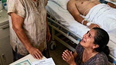 تظاهرتُ بالفقر عامًا كاملًا… فاكتشفتُ الحقيقة التي كسرت قلبي