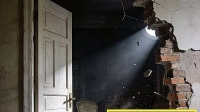 جدار غامض داخل منزل قديم… وما اكتشفوه خلفه صدم الجميع!