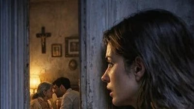 3 سنوات من الزواج دون أن يلمسها زوجها… حتى اكتشفت سرًا صادمًا في غرفة حماتها منتصف الليل!