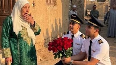 باعت بيتها وأرضها لتعلّم أبناءها… وبعد 20 سنة عادوا بطائرات وأخذوها لمكان أبكاها!
