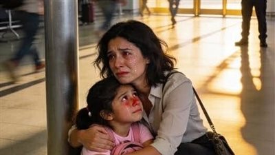 تركوا طفلتي تبكي وحدها في أرض المطار… وقالوا لتتعلم درسًا! 