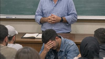 دكتور كان يشرح محاضره في الچامعة