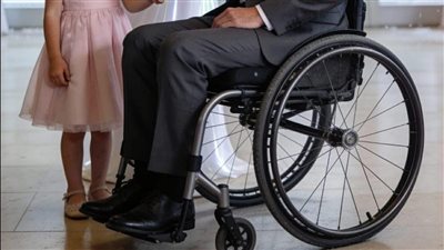تُرك وحيدًا في حفل زفافه… فغيّر سؤال طفلة حياته إلى الأبد