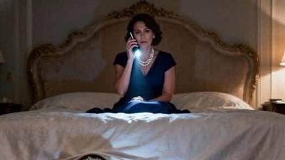 اختبأت تحت السرير ليلة زفافي… فسمعت مكالمة دمّرت حياتي للأبد!