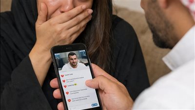 قصه زوج يمنع زوجته من السوشيال ميديا