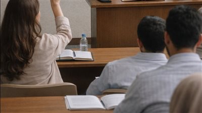 نقاش بين استاذ وطالبة
