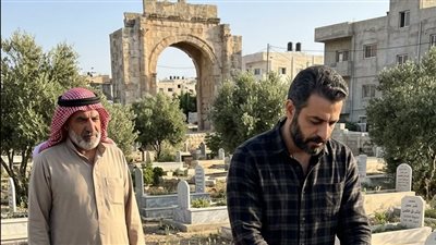 عشية زفافي ذهبتُ لزيارة قبر زوجتي الراحلة فظهر شخصٌ غيّر حياتي بالكامل